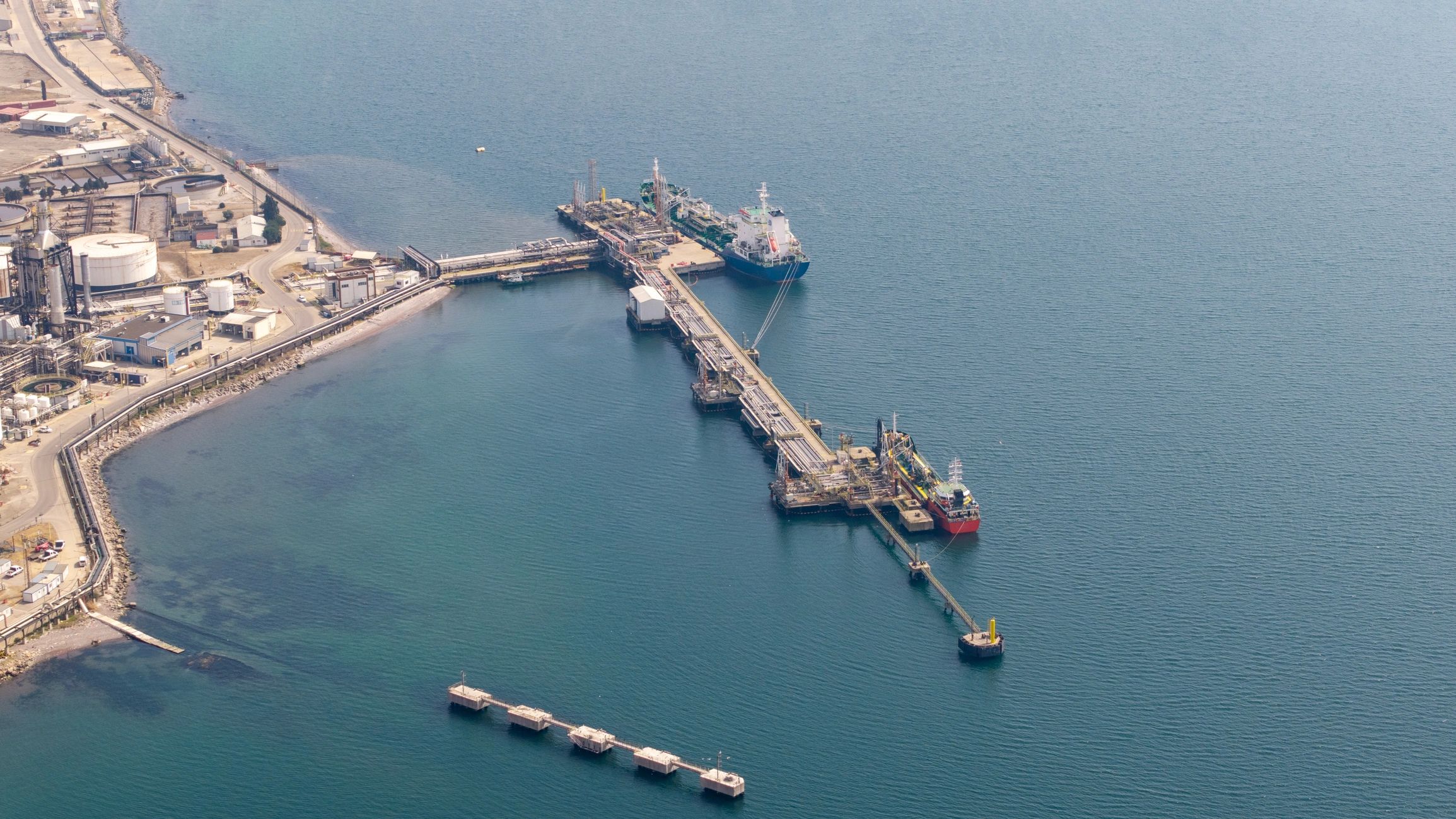 Industrial oil refinery port supporting FOB and CIF petroleum deliveries